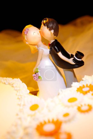 Téléchargez les photos : Gâteau de mariage avec une mariée et des figures de marié - en image libre de droit