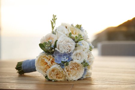 Téléchargez les photos : Bouquet nuptial de roses blanches - en image libre de droit
