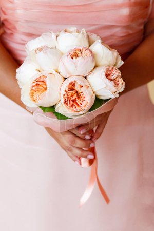 Foto de Hermosa mujer sosteniendo ramo de flores, primer plano - Imagen libre de derechos