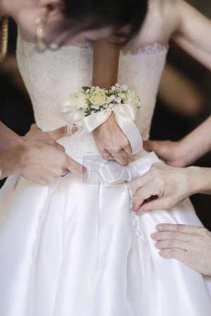 Foto de La novia y el novio están consiguiendo un vestido de novia - Imagen libre de derechos