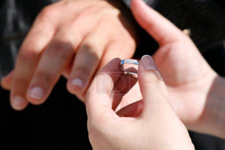 Téléchargez les photos : Alliance dans les mains, la main du marié - en image libre de droit