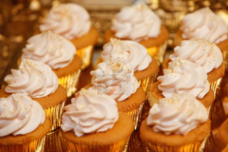 Téléchargez les photos : Délicieux cupcakes avec crème et crème sur le dessus - en image libre de droit