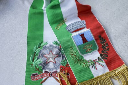 Téléchargez les photos : Drapeau national de l'Italie sur les armoiries. - en image libre de droit