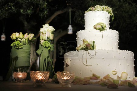 Téléchargez les photos : Décoration de mariage avec des fleurs et des bougies - en image libre de droit