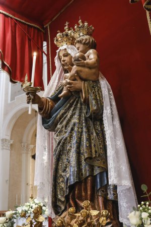 Foto de Cagliari - Cerdeña - Italia - 12-23-21 estatua de la Virgen di "bonaria" en la iglesia homónima de Cagliari - Italia - Imagen libre de derechos