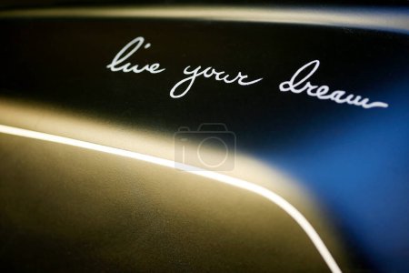Téléchargez les photos : Vivre votre texte de rêve sur la voiture - en image libre de droit