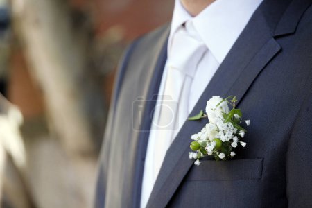 Téléchargez les photos : Le jour du mariage. gros plan du marié avec un bouquet de mariage - en image libre de droit
