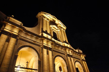 Foto de Vista de ángulo bajo de hermosa iglesia iluminada en la noche - Imagen libre de derechos