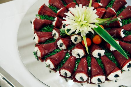 Téléchargez les photos : Délicieux repas de viande sur la table - en image libre de droit