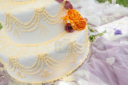 Foto de Pastel de boda con decoración de crema - Imagen libre de derechos