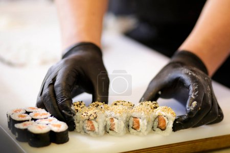Foto de Mujer chef haciendo sushi - Imagen libre de derechos