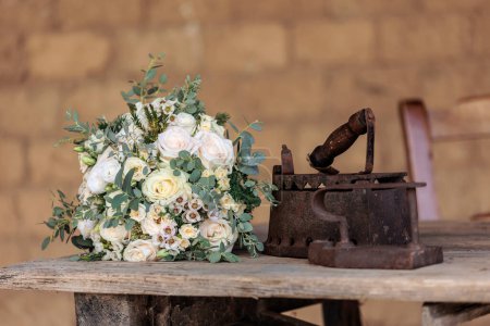 Téléchargez les photos : Bouquet vintage de style vintage sur la table en bois. - en image libre de droit