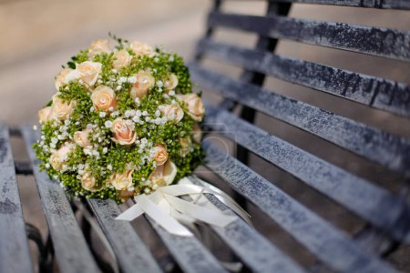 Téléchargez les photos : Beau bouquet de fleurs dans le panier
. - en image libre de droit