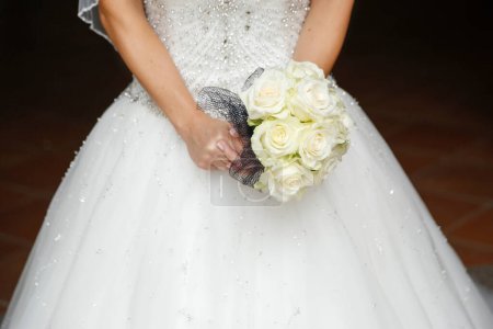 Téléchargez les photos : Mariée avec bouquet de mariage - en image libre de droit