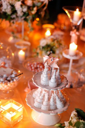 Foto de Conjunto de mesa para la boda u otra cena de evento abastecido. - Imagen libre de derechos