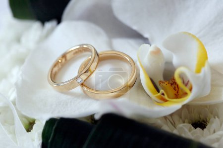 Foto de Anillo de oro con flores de boda - Imagen libre de derechos