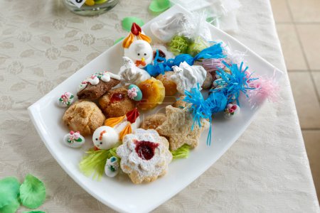 Foto de Delicioso pastel de Pascua, huevos de Pascua, dulces y pasteles en un plato - Imagen libre de derechos