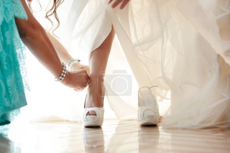 Téléchargez les photos : Jour de mariage dans les pieds de la mariée - en image libre de droit