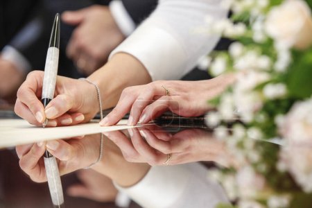 Téléchargez les photos : Mariée et marié mains avec des alliances - en image libre de droit