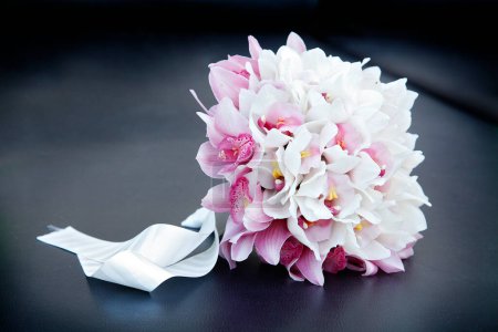 Téléchargez les photos : Bouquet d'orchidées blanches sur fond sombre - en image libre de droit