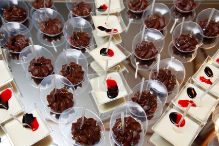 Foto de Los bombones de chocolate en la caja a la mesa - Imagen libre de derechos