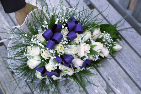 Foto de Ramo de rosas azules y blancas sobre la mesa. - Imagen libre de derechos
