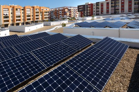 Foto de Paneles solares en el techo de un edificio - Imagen libre de derechos