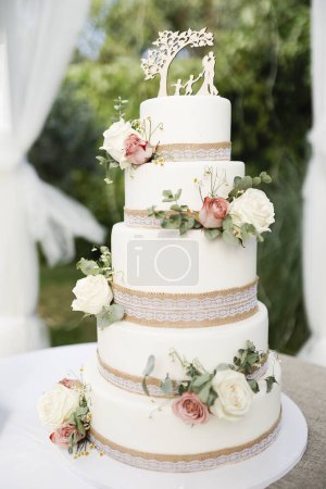 Foto de Hermoso pastel con crema blanca y flores - Imagen libre de derechos