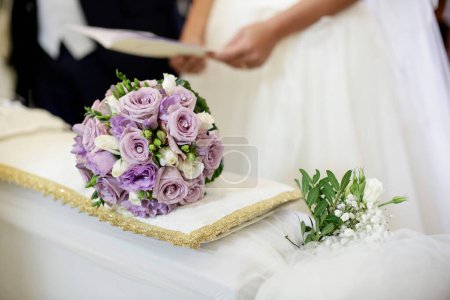 Foto de Novia sosteniendo un pastel de boda
. - Imagen libre de derechos