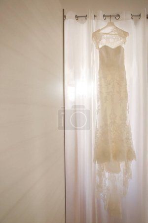 Foto de Vestido colgado en una percha en la pared - Imagen libre de derechos
