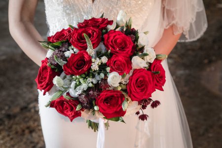 Téléchargez les photos : Beau bouquet de roses dans les mains - en image libre de droit