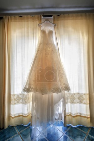 Téléchargez les photos : Robe de mariée sur une fenêtre - en image libre de droit