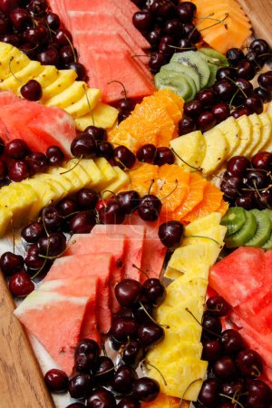 Téléchargez les photos : Fruits frais sur table en bois plan rapproché - en image libre de droit