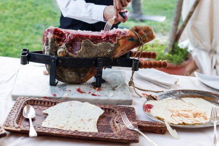 Téléchargez les photos : Petit déjeuner turc traditionnel avec un couteau - en image libre de droit