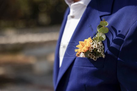Foto de Un hermoso boutonniere con flores en un traje de hombre - Imagen libre de derechos