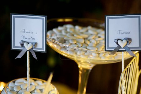 Téléchargez les photos : Gros plan d'amandes sucrées, dessert de mariage - en image libre de droit