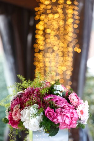 Foto de Hermosas flores sobre la mesa - Imagen libre de derechos