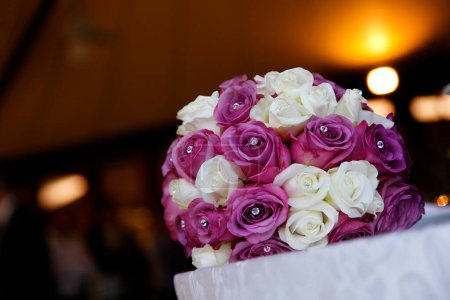Téléchargez les photos : Bouquet de roses sur fond blanc - en image libre de droit