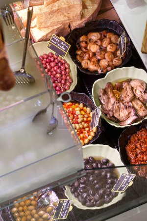 Foto de Mesa de meze tradicional turco y griego cena. lava turca casera. aperitivos es una cocina turca. - Imagen libre de derechos