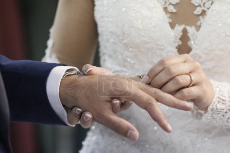Foto de Detalle del intercambio de anillos de boda entre dos cónyuges - Imagen libre de derechos