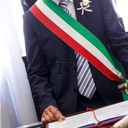 Téléchargez les photos : Plan recadré de l'homme en costume élégant avec drapeau national de l'Italie lors de la cérémonie de mariage - en image libre de droit