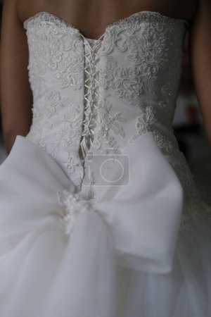 Téléchargez les photos : Close - plan de la robe de mariée de la mariée - en image libre de droit