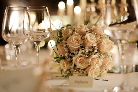 Téléchargez les photos : Arrangement de table de mariage avec des fleurs - en image libre de droit