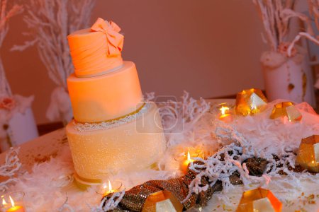 Téléchargez les photos : Gros plan de gâteau de mariage sur la table - en image libre de droit
