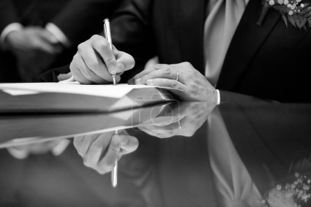Téléchargez les photos : Mariée signant une licence de mariage ou un contrat de mariage - en image libre de droit