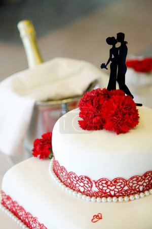 Foto de Pastel de boda y flores - Imagen libre de derechos
