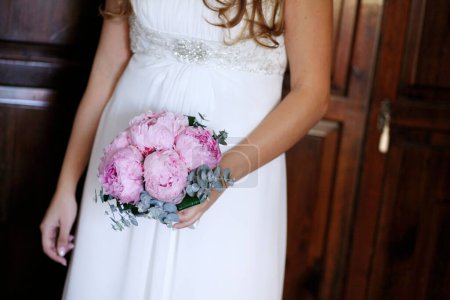 Téléchargez les photos : Belle mariée avec bouquet de mariage - en image libre de droit
