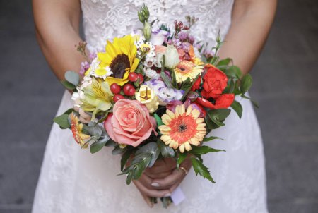 Téléchargez les photos : Mariée avec bouquet de fleurs - en image libre de droit