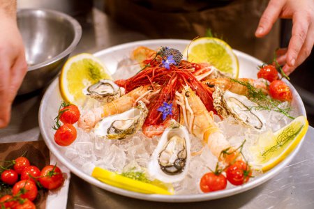 Téléchargez les photos : Plat de poisson et fruits de mer cru servi sur une assiette blanche - en image libre de droit