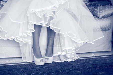 Téléchargez les photos : Belle mariée et chaussures de mariage - en image libre de droit